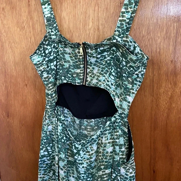 Guess Women's Sz 2 Green Snake Tank Cropped Jumpsuit Wide Leg Open Back Vacation - Picture 11 of 15